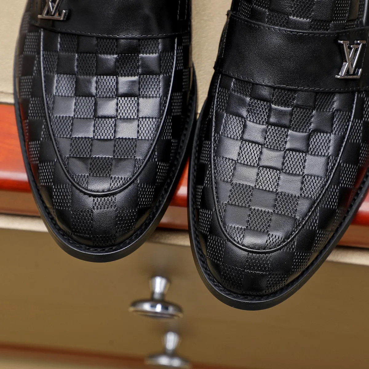 Men's Men's Shoes 💰420 💰[Louis Vuitton] LV high-end business formal leather shoes! ! Luxurious and elegant style, equal emphasis on practicality and style, professional focus on details and quality, counter original 1⃣️: 1⃣️ super accurate reproduction👍🏻! Material: The upper is made of imported original soft 🐂cowhide ➕imported first-layer sheepskin lining. Original anti-slip and wear-resistant outsole! Code number: 39--45, (38.46 custom-made) Large quantities in stock!